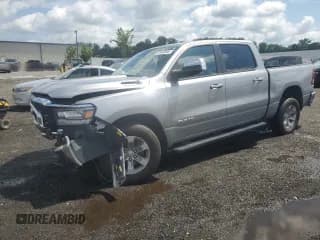 ✅ 2023 Ram 1500 Laramie • VIN: 1C6SRFJT3PN672357 • Лот: 63852845. Опубликован ранее на Copart с пробегом 55 570 миль. Бесплатный доступ к архиву аукционных продаж из США и подробный отчёт об истории автомобиля на DreamBid. Изображение 1.