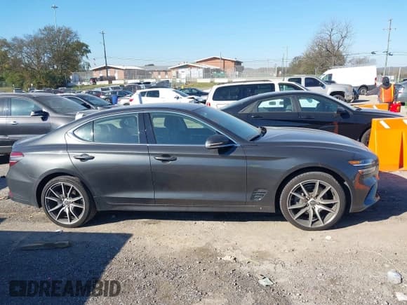 ✅ 2023 Genesis G70 2.0T • VIN: KMTG34TA4PU131180 • Lot: 43634271. Wystawiony na IAAI z przebiegiem 14 615 mil. Bezpłatny archiwum sprzedaży aukcyjnych z USA i szczegółowy raport historii pojazdu na DreamBid. Zdjęcie 13.