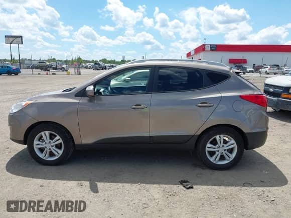 2013 Hyundai Tucson GLS z VIN KM8JU3AC5DU624633, wystawiony jako IAAI lot #42366217 z przebiegiem 108 258 mil mil oraz . Historia ofert i sprzedaży dostępna na DreamBid. Obrazek 14.