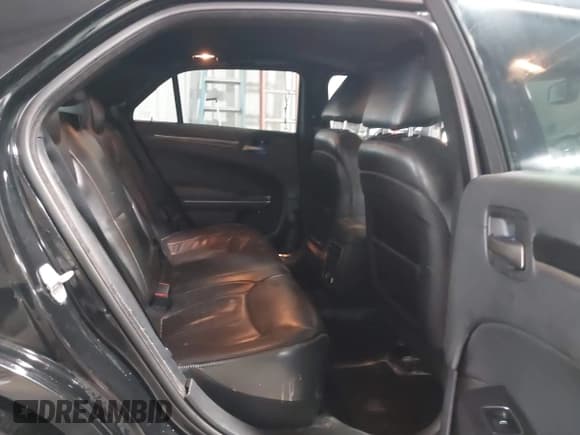 ✅ 2014 Chrysler 300 C John Varvatos Limited Edition • VIN: 2C3CCAJG7EH240224 • Lot: 41542653. Wystawiony na IAAI z przebiegiem 118 621 mil. Bezpłatny archiwum sprzedaży aukcyjnych z USA i szczegółowy raport historii pojazdu na DreamBid. Zdjęcie 8.