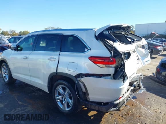 ✅ 2017 Toyota Highlander Limited Platinum • VIN: 5TDYZRFH5HS218017 • Lot: 43569903. Listed on IAAI with 221,162 mi. Free auction sales archive from the USA and detailed vehicle history report at DreamBid. Image 15.