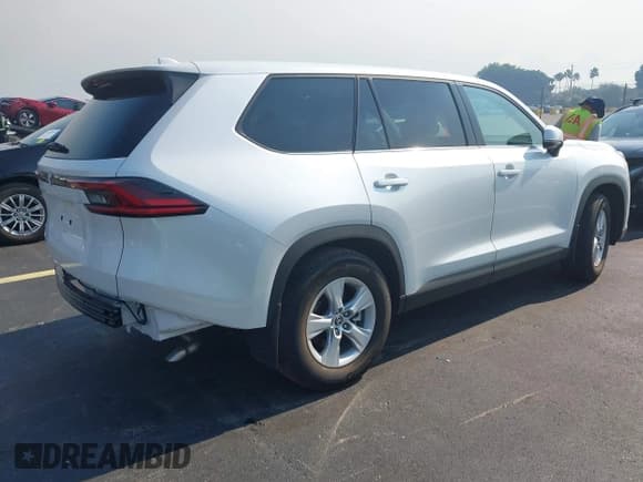 ✅ 2025 Toyota Highlander XLE • VIN: 5TDAAAB54SS082024 • Lot: 43028489. Listed on IAAI with 4,801 mi. Free auction sales archive from the USA and detailed vehicle history report at DreamBid. Image 4.
