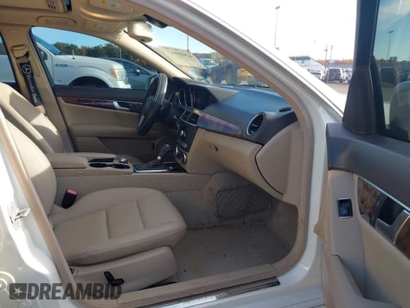 ✅ 2012 Mercedes-Benz C 300 Sport • VIN: WDDGF8BB0CR225339 • Lot: 43499047. Wystawiony na IAAI z przebiegiem 66 284 mil. Bezpłatny archiwum sprzedaży aukcyjnych z USA i szczegółowy raport historii pojazdu na DreamBid. Zdjęcie 5.