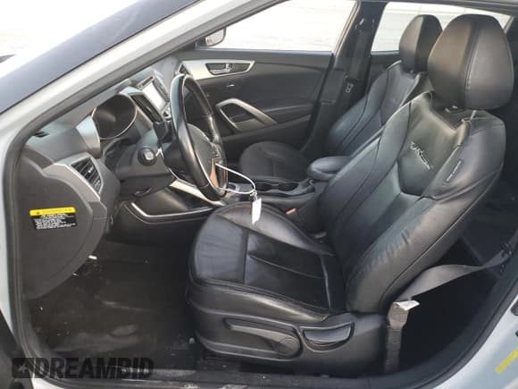 ✅ 2015 Hyundai Veloster • VIN: KMHTC6ADXFU218579 • Lot: 83159264. Wystawiony na Copart z przebiegiem 118 186 mil. Bezpłatny archiwum sprzedaży aukcyjnych z USA i szczegółowy raport historii pojazdu na DreamBid. Zdjęcie 7.