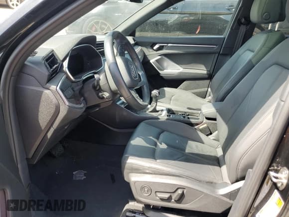 ✅ 2023 Audi Q3 S line Premium Plus • VIN: WA1EECF33P1050495 • Lot: 65597745. Wystawiony na Copart z przebiegiem 28 942 mil. Bezpłatny archiwum sprzedaży aukcyjnych z USA i szczegółowy raport historii pojazdu na DreamBid. Zdjęcie 7.