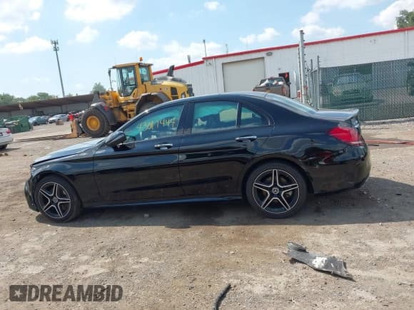 ✅ 2021 Mercedes-Benz C 300 • VIN: W1KWF8EB7MR616058 • Lot: 43017444. Wystawiony na IAAI z przebiegiem 67 905 mil. Bezpłatny archiwum sprzedaży aukcyjnych z USA i szczegółowy raport historii pojazdu na DreamBid. Zdjęcie 14.