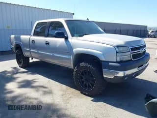 ✅ 2006 Chevrolet Silverado 2500HD Work Truck • VIN: 1GCHC23D96F150022 • Lot: 42514145. Wystawiony na IAAI z przebiegiem Nie podano. Bezpłatny archiwum sprzedaży aukcyjnych z USA i szczegółowy raport historii pojazdu na DreamBid. Zdjęcie 1.