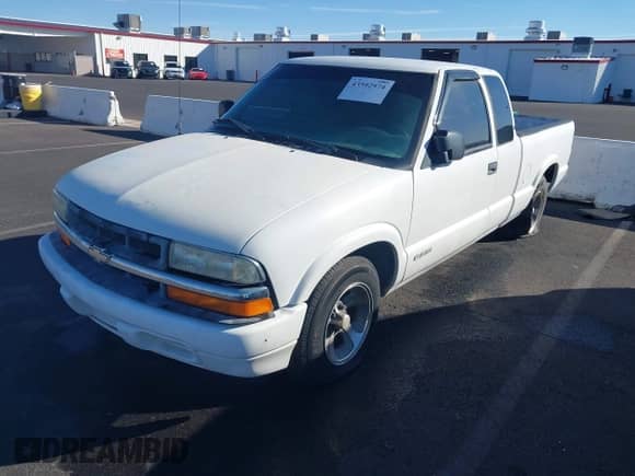 2001 Chevrolet S-10 LS z VIN 1GCCS19W718127089, wystawiony jako IAAI lot #43592974 z przebiegiem 174 783 mil mil oraz . Historia ofert i sprzedaży dostępna na DreamBid. Obrazek 2.