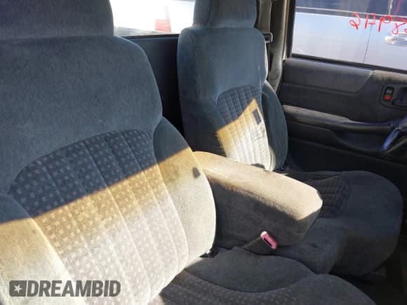 ✅ 1998 Chevrolet S-10 • VIN: 1GCCS1441WK230265 • Lot: 43668946. Wystawiony na IAAI z przebiegiem 170 162 mil. Bezpłatny archiwum sprzedaży aukcyjnych z USA i szczegółowy raport historii pojazdu na DreamBid. Zdjęcie 8.