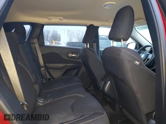 ✅ 2016 Jeep Cherokee Latitude • VIN: 1C4PJMCB0GW340370 • Лот: 92268885. Опубликован ранее на Copart с пробегом 74 235 миль. Бесплатный доступ к архиву аукционных продаж из США и подробный отчёт об истории автомобиля на DreamBid. Изображение 11.