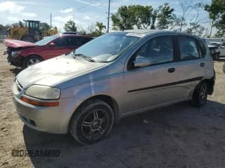 ✅ 2005 Chevrolet Aveo LS • VIN: KL1TD62655B423505 • Lot: 54493615. Wystawiony na Copart z przebiegiem 121 251 mil. Bezpłatny archiwum sprzedaży aukcyjnych z USA i szczegółowy raport historii pojazdu na DreamBid. Zdjęcie 1.