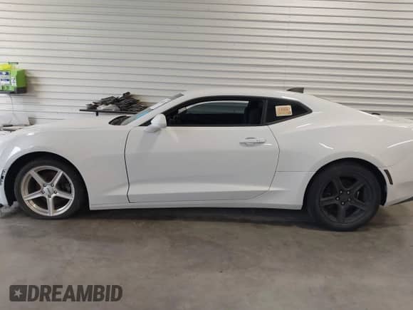 2016 Chevrolet Camaro 1LT z VIN 1G1FA1RX4G0172015, wystawiony jako IAAI lot #43063287 z przebiegiem 100 160 mil mil oraz . Historia ofert i sprzedaży dostępna na DreamBid. Obrazek 14.
