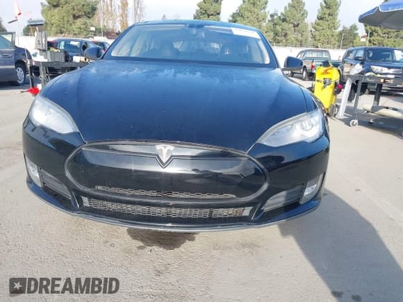 ✅ 2013 Tesla Model S • VIN: 5YJSA1DN7DFP13423 • Lot: 43874538. Wystawiony na IAAI z przebiegiem 105 309 mil. Bezpłatny archiwum sprzedaży aukcyjnych z USA i szczegółowy raport historii pojazdu na DreamBid. Zdjęcie 12.