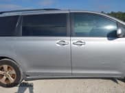 ✅ 2015 Toyota Sienna LE • VIN: 5TDKK3DC2FS570371 • Lot: 43728202. Wystawiony na IAAI z przebiegiem 230 222 mil. Bezpłatny archiwum sprzedaży aukcyjnych z USA i szczegółowy raport historii pojazdu na DreamBid. Zdjęcie 13.