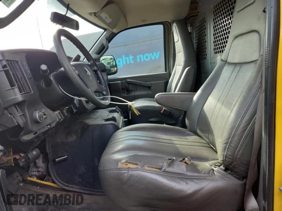 ✅ 2019 Chevrolet Express Cargo • VIN: 1GCWGAFPXK1337756 • Lot: 90460545. Wystawiony na Copart z przebiegiem 148 306 mil. Bezpłatny archiwum sprzedaży aukcyjnych z USA i szczegółowy raport historii pojazdu na DreamBid. Zdjęcie 7.