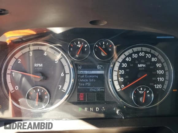 ✅ 2010 Dodge 1500 Laramie • VIN: 1D7RV1CT1AS199219 • Lot: 46067955. Wystawiony na Copart z przebiegiem 194 238 mil. Bezpłatny archiwum sprzedaży aukcyjnych z USA i szczegółowy raport historii pojazdu na DreamBid. Zdjęcie 9.