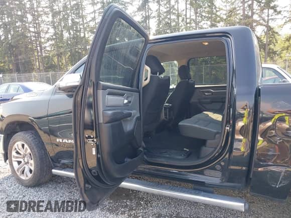 2020 Ram 1500 Big Horn z VIN 1C6SRFFT8LN201310, wystawiony jako IAAI lot #43125240 z przebiegiem 83 796 mil mil oraz . Historia ofert i sprzedaży dostępna na DreamBid. Obrazek 8.