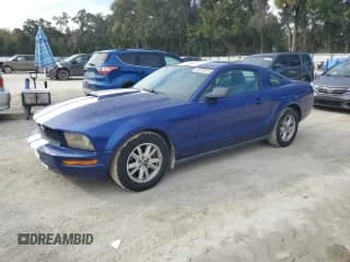 ✅ 2005 Ford Mustang Deluxe • VIN: 1ZVFT80N155135250 • Lot: 92010815. Wystawiony na Copart z przebiegiem 97 047 mil. Bezpłatny archiwum sprzedaży aukcyjnych z USA i szczegółowy raport historii pojazdu na DreamBid. Zdjęcie 1.