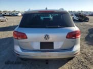 ✅ 2015 Volkswagen Touareg Sport • VIN: WVGEF9BP6FD007129 • Lot: 82715955. Wystawiony na Copart z przebiegiem 183 271 mil. Bezpłatny archiwum sprzedaży aukcyjnych z USA i szczegółowy raport historii pojazdu na DreamBid. Zdjęcie 6.