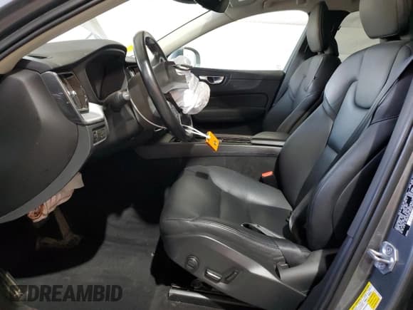 ✅ 2021 Volvo XC60 Momentum • VIN: YV4102RK1M1804468 • Lot: 81704325. Wystawiony na Copart z przebiegiem 46 624 mil. Bezpłatny archiwum sprzedaży aukcyjnych z USA i szczegółowy raport historii pojazdu na DreamBid. Zdjęcie 7.