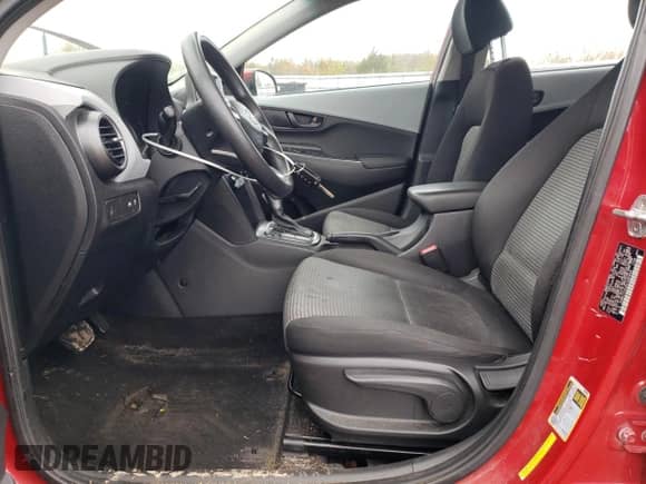 2019 Hyundai Kona SE z VIN KM8K1CAA2KU280445, wystawiony jako Copart lot #82716015 z przebiegiem 86 415 mil mil oraz Czysty tytuł • Clean title. Historia ofert i sprzedaży dostępna na DreamBid. Obrazek 7.