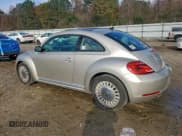 ✅ 2013 Volkswagen Beetle 2.5L • VIN: 3VWJX7AT8DM665018 • Lot: 93881815. Wystawiony na Copart z przebiegiem 120 905 mil. Bezpłatny archiwum sprzedaży aukcyjnych z USA i szczegółowy raport historii pojazdu na DreamBid. Zdjęcie 2.