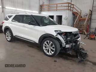 ✅ 2022 Ford Explorer Platinum • VIN: 1FM5K8HW7NNA10389 • Lot: 43598051. Wystawiony na IAAI z przebiegiem 53 841 mil. Bezpłatny archiwum sprzedaży aukcyjnych z USA i szczegółowy raport historii pojazdu na DreamBid. Zdjęcie 1.