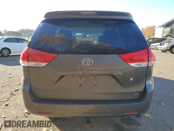 ✅ 2012 Toyota Sienna LE • VIN: 5TDJK3DCXCS032055 • Lot: 90210545. Wystawiony na Copart z przebiegiem 107 678 mil. Bezpłatny archiwum sprzedaży aukcyjnych z USA i szczegółowy raport historii pojazdu na DreamBid. Zdjęcie 6.
