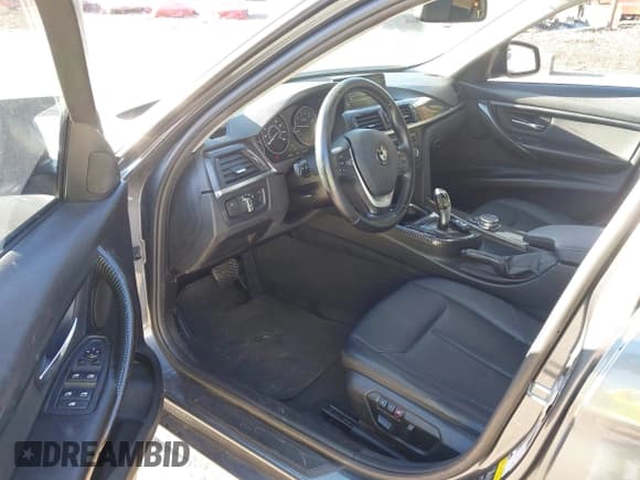 ✅ 2015 BMW 3 Series 328i xDrive • VIN: WBA3B5G59FNS15570 • Lot: 43375696. Wystawiony na IAAI z przebiegiem 92 961 mil. Bezpłatny archiwum sprzedaży aukcyjnych z USA i szczegółowy raport historii pojazdu na DreamBid. Zdjęcie 5.