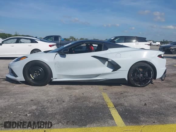 ✅ 2022 Chevrolet Corvette 1LT • VIN: 1G1YA3D48N5116323 • Lot: 43860009. Wystawiony na IAAI z przebiegiem 26 136 mil. Bezpłatny archiwum sprzedaży aukcyjnych z USA i szczegółowy raport historii pojazdu na DreamBid. Zdjęcie 14.