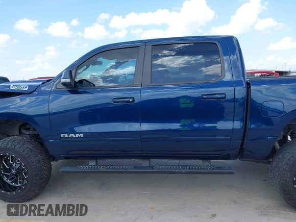 2020 Ram 1500 Big Horn z VIN 1C6SRFFTXLN108482, wystawiony jako IAAI lot #42850582 z przebiegiem 140 296 mil mil oraz . Historia ofert i sprzedaży dostępna na DreamBid. Obrazek 14.