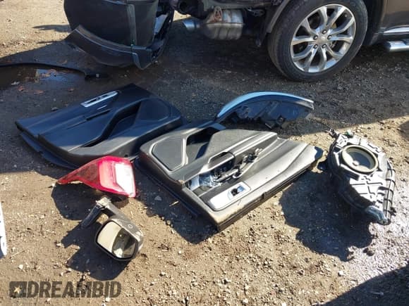 ✅ 2020 Ford Explorer ST • VIN: 1FM5K8GC1LGB61432 • Lot: 43650421. Wystawiony na IAAI z przebiegiem 83 099 mil. Bezpłatny archiwum sprzedaży aukcyjnych z USA i szczegółowy raport historii pojazdu na DreamBid. Zdjęcie 12.