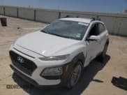 ✅ 2021 Hyundai Kona SEL • VIN: KM8K2CAA1MU734295 • Лот: 63169233. Опубликован ранее на Copart с пробегом 18 723 миль. Бесплатный доступ к архиву аукционных продаж из США и подробный отчёт об истории автомобиля на DreamBid. Изображение 1.