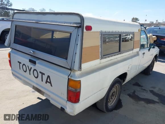 ✅ 1986 Toyota Pickup • VIN: JT4RN50R4G0141300 • Lot: 42831751. Wystawiony na IAAI z przebiegiem 264 988 mil. Bezpłatny archiwum sprzedaży aukcyjnych z USA i szczegółowy raport historii pojazdu na DreamBid. Zdjęcie 4.