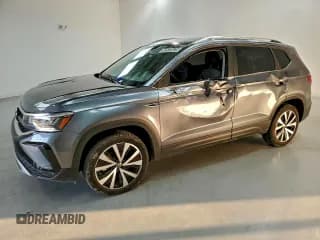 ✅ 2024 Volkswagen Taos SE • VIN: 3VVSX7B20RM026363 • Lot: 93878475. Wystawiony na Copart z przebiegiem 34 251 mil. Bezpłatny archiwum sprzedaży aukcyjnych z USA i szczegółowy raport historii pojazdu na DreamBid. Zdjęcie 1.