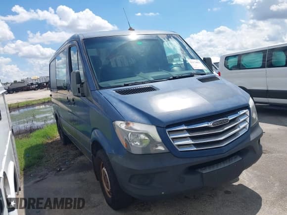 ✅ 2017 Freightliner Sprinter Cargo • VIN: WDYPE7CD2HP556115 • Lot: 43174012. Wystawiony na IAAI z przebiegiem 194 421 mil. Bezpłatny archiwum sprzedaży aukcyjnych z USA i szczegółowy raport historii pojazdu na DreamBid. Zdjęcie 1.