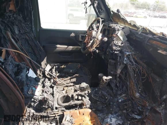 ✅ 2021 Jeep Wrangler Unlimited Rubicon • VIN: 1C4HJXFG6MW599051 • Lot: 42965919. Wystawiony na IAAI z przebiegiem Nie podano. Bezpłatny archiwum sprzedaży aukcyjnych z USA i szczegółowy raport historii pojazdu na DreamBid. Zdjęcie 5.