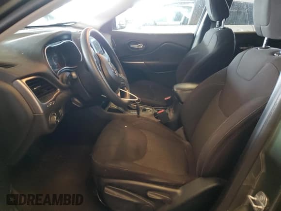 ✅ 2019 Jeep Cherokee Latitude • VIN: 1C4PJLCB1KD114787 • Lot: 71708135. Wystawiony na Copart z przebiegiem 54 735 mil. Bezpłatny archiwum sprzedaży aukcyjnych z USA i szczegółowy raport historii pojazdu na DreamBid. Zdjęcie 7.