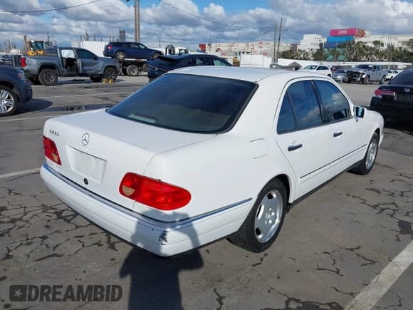 ✅ 1999 Mercedes-Benz E 320 • VIN: WDBJF70H7XA882580 • Lot: 43771803. Wystawiony na IAAI z przebiegiem 123 345 mil. Bezpłatny archiwum sprzedaży aukcyjnych z USA i szczegółowy raport historii pojazdu na DreamBid. Zdjęcie 4.