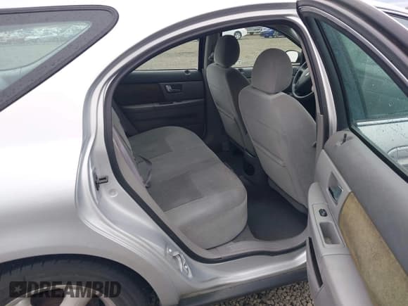 ✅ 2003 Ford Taurus SE • VIN: 1FAFP58U03G119615 • Lot: 43530757. Wystawiony na IAAI z przebiegiem 85 676 mil. Bezpłatny archiwum sprzedaży aukcyjnych z USA i szczegółowy raport historii pojazdu na DreamBid. Zdjęcie 8.