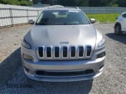 ✅ 2017 Jeep Cherokee Overland • VIN: 1C4PJMJS2HW584851 • Lot: 61738325. Listed on Copart with 34,582 mi. Free auction sales archive from the USA and detailed vehicle history report at DreamBid. Image 5.