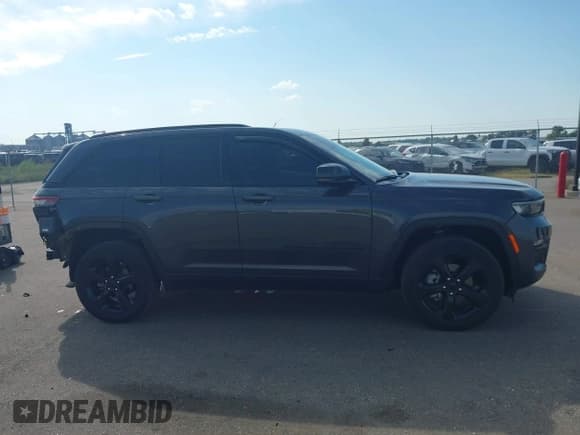 ✅ 2023 Jeep Grand Cherokee Limited • VIN: 1C4RJHBG7PC667105 • Lot: 43236228. Wystawiony na IAAI z przebiegiem 37 441 mil. Bezpłatny archiwum sprzedaży aukcyjnych z USA i szczegółowy raport historii pojazdu na DreamBid. Zdjęcie 13.