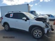 ✅ 2021 Subaru Forester Premium • VIN: JF2SKAJCXMH585194 • Lot: 70571955. Wystawiony na Copart z przebiegiem 19 325 mil. Bezpłatny archiwum sprzedaży aukcyjnych z USA i szczegółowy raport historii pojazdu na DreamBid. Zdjęcie 4.