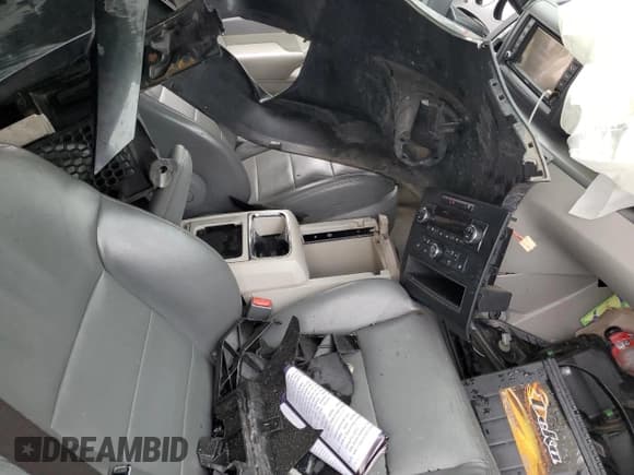 ✅ 2010 Volkswagen Routan SEL • VIN: 2V4RW5DX3AR435196 • Лот: 85744795. Опубликован ранее на Copart с пробегом Не указан. Бесплатный доступ к архиву аукционных продаж из США и подробный отчёт об истории автомобиля на DreamBid. Изображение 13.