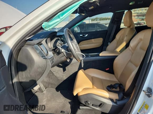 ✅ 2019 Volvo XC60 Momentum • VIN: LYV102DK9KB252010 • Lot: 71509735. Listed on Copart with 95,731 mi. Free auction sales archive from the USA and detailed vehicle history report at DreamBid. Image 7.