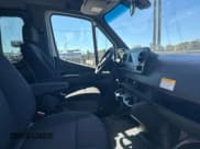 ✅ 2024 Mercedes-Benz Sprinter Passenger • VIN: W1Z4KFHYXRP710933 • Лот: 86813015. Опубликован ранее на Copart с пробегом 32 893 миль. Бесплатный доступ к архиву аукционных продаж из США и подробный отчёт об истории автомобиля на DreamBid. Изображение 5.