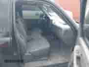 2004 Chevrolet Silverado 1500 z VIN 1GCEC14X84Z165693, wystawiony jako IAAI lot #42339398 z przebiegiem 175 863 mil mil oraz . Historia ofert i sprzedaży dostępna na DreamBid. Obrazek 5.