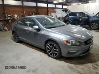 ✅ 2017 Volvo S60 Dynamic • VIN: YV126MFL0H2438463 • Lot: 54536135. Wystawiony na Copart z przebiegiem 120 040 mil. Bezpłatny archiwum sprzedaży aukcyjnych z USA i szczegółowy raport historii pojazdu na DreamBid. Zdjęcie 4.