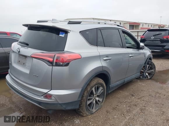 ✅ 2017 Toyota RAV4 XLE • VIN: 2T3WFREV7HW368488 • Lot: 41579590. Wystawiony na IAAI z przebiegiem 100 196 mil. Bezpłatny archiwum sprzedaży aukcyjnych z USA i szczegółowy raport historii pojazdu na DreamBid. Zdjęcie 4.