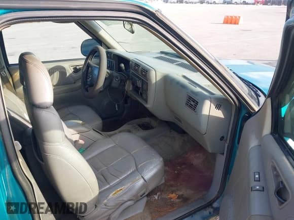 ✅ 1996 Chevrolet Blazer • VIN: 1GNDT13W0T2126213 • Лот: 43607689. Опубликован ранее на IAAI с пробегом 278 071 миль. Бесплатный доступ к архиву аукционных продаж из США и подробный отчёт об истории автомобиля на DreamBid. Изображение 5.